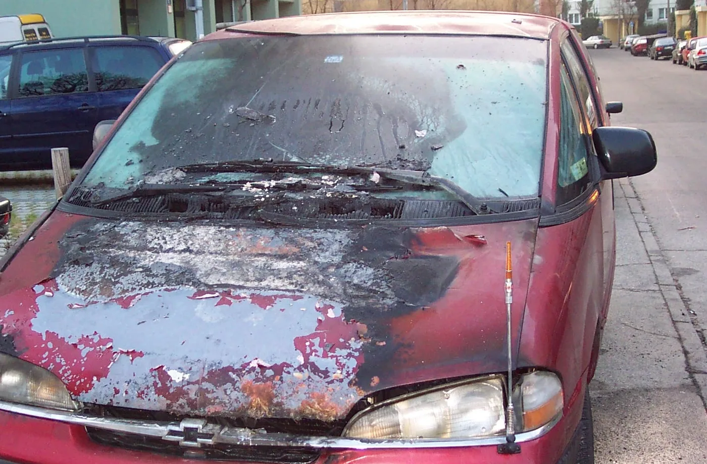 Chevrolet Lumina mit Brandschaden an Motorhaube und Frontscheibe