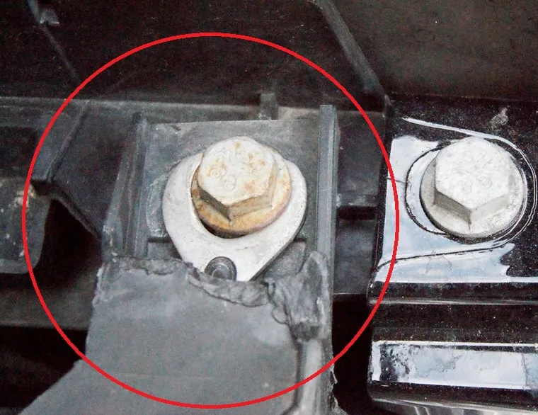 Geklebte Scheinwerferhalterung an einer Mercedes A-Klasse, rot markiert