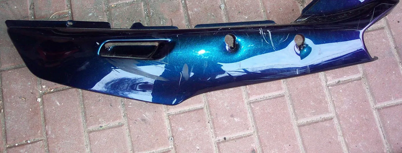 Zerkratztes Seitenteil einer Yamaha GTS 1000 A nach einem Rehunfall
