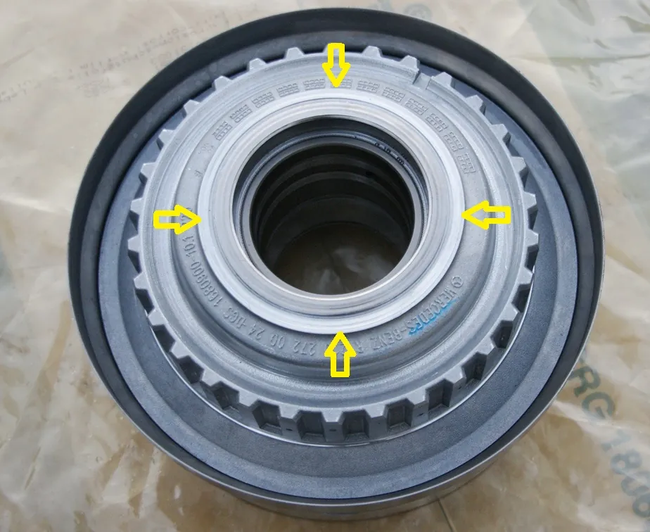 Lamellenträger aus dem Automatikgetriebe eines Mercedes Viano, abgelaufene Lagerauflage mit Pfeilen markiert