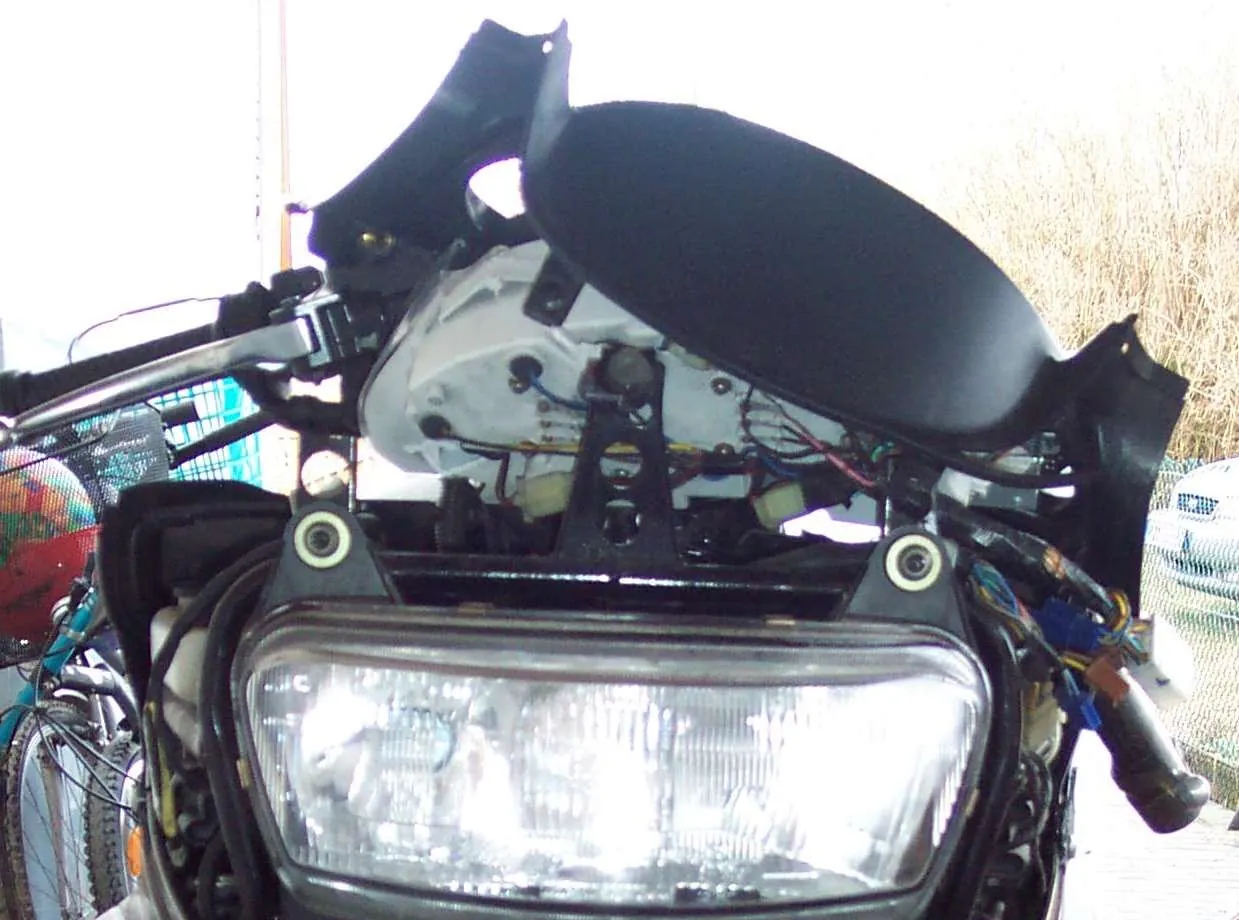 Front einer Yamaha GTS 1000 A nach einem Rehunfall mit freiliegendem Scheinwerfer und Kabeln