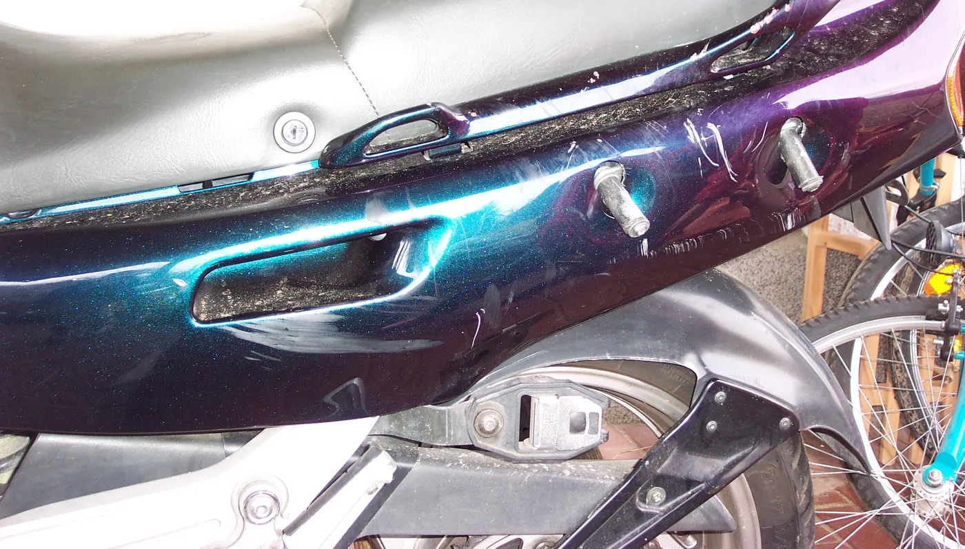 Zerkratzte Seitenverkleidung einer Yamaha GTS 1000 A nach einem Rehunfall
