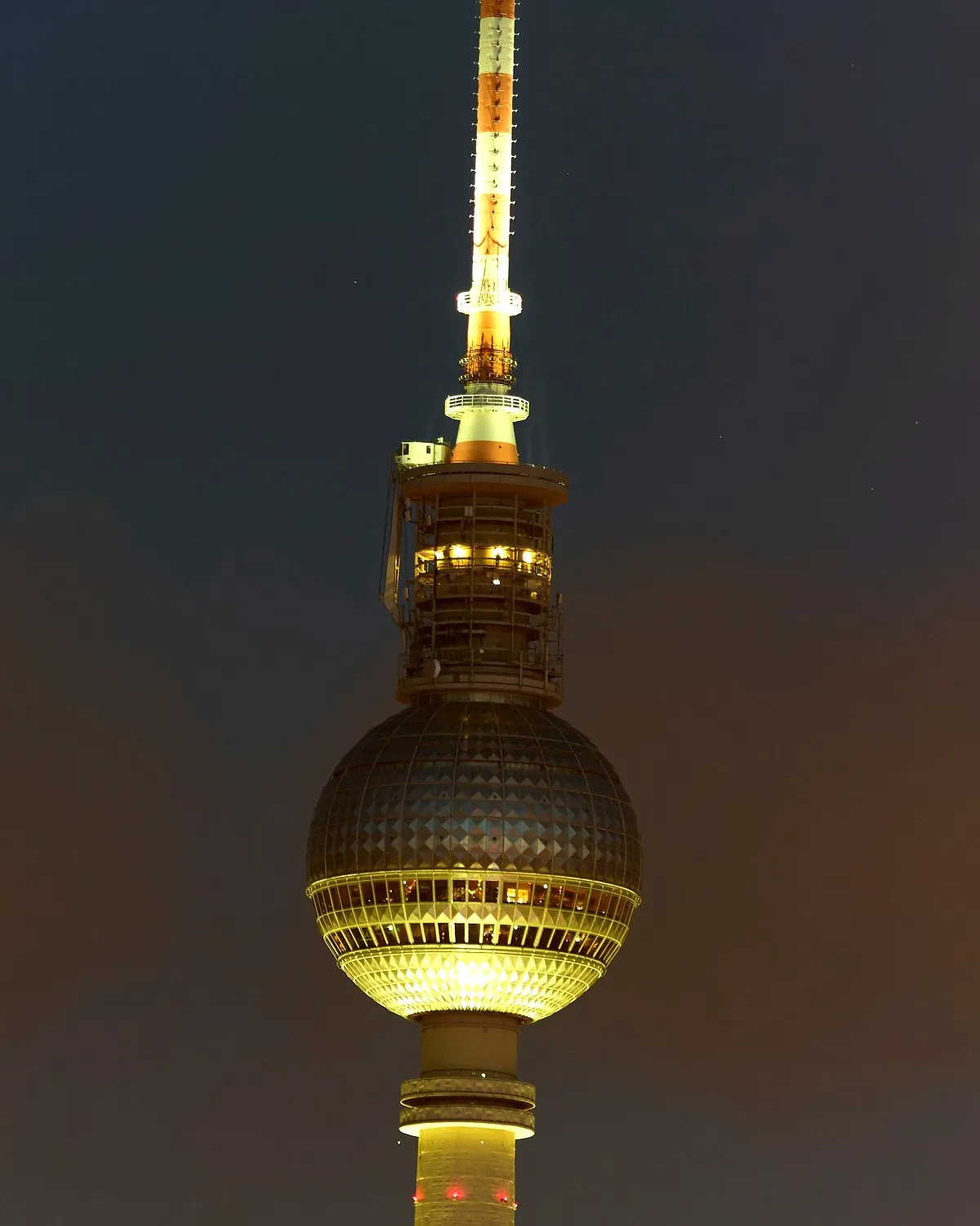 Berliner Fernsehturm bei Nacht