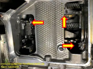 7-Gang-DSG 0AM (VW, Skoda, Audi, Seat): metallischer Span im Getriebe (Pfeile)
