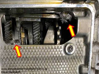 7-Gang-DSG 0AM (VW, Skoda, Audi, Seat): metallischer Span im Getriebe (Pfeile), zweite Ansicht