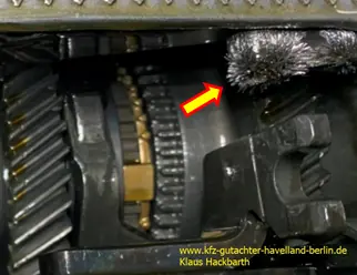 7-Gang-DSG 0AM (VW, Skoda, Audi, Seat): metallischer Span an der Verzahnung (Pfeil)