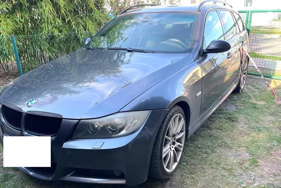 BMW 320i Touring: Gesamtansicht von vorn links