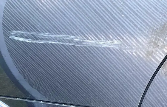 BMW 320i Touring: Kratzspur an der Tür im Streifenlicht