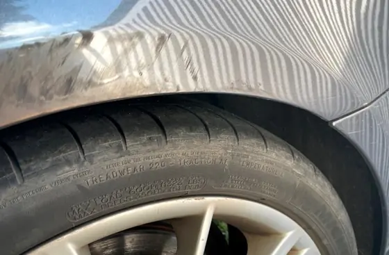 BMW 320i Touring: Verformung am Radlauf hinten