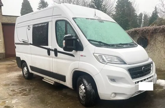 Kastenwagen-Wohnmobil auf Fiat Ducato: Gesamtansicht von vorn rechts