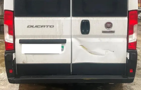 Kastenwagen-Wohnmobil auf Fiat Ducato: Heck mit Delle in der rechten Hecktür