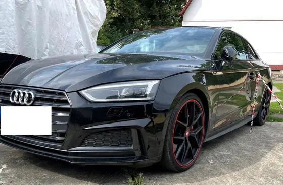 Audi S5 Coupé: Gesamtansicht von vorn links mit Maßband