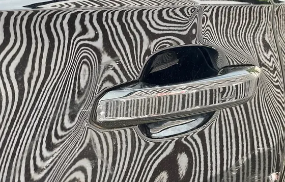 Audi S5 Coupé: Bereich des Türgriffs im Streifenlicht