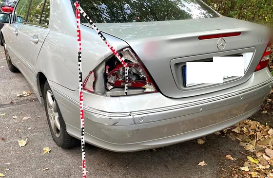 Mercedes-Benz C 180: Heck mit Maßband, Rückleuchte zerstört