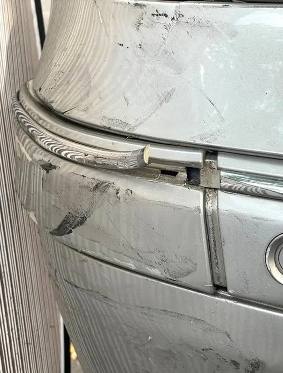 Mercedes-Benz C 180: Ecke des Stoßfängers hinten