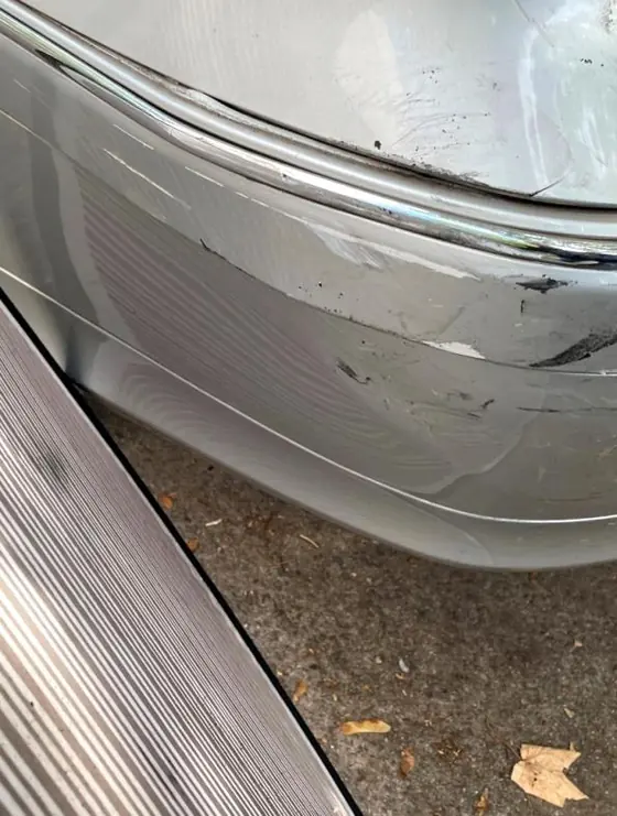 Mercedes-Benz C 180: Übergang Stoßfänger und Seitenwand