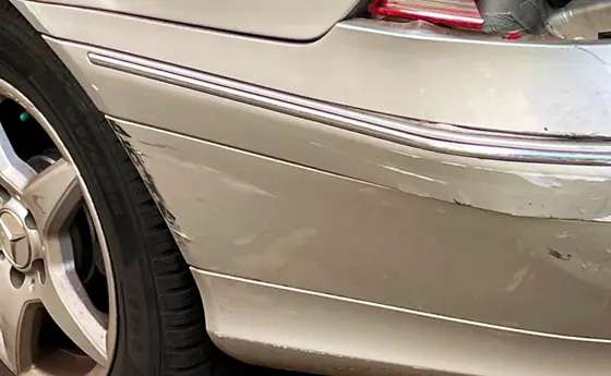 Mercedes-Benz C 180: Seitenwand und Radlauf hinten