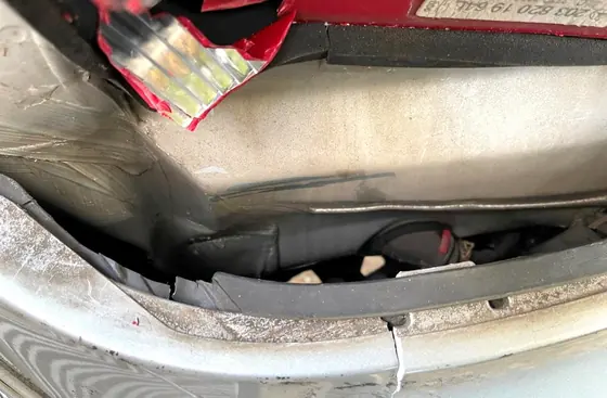Mercedes-Benz C 180: zerstörte Rückleuchte und Kante des Heckdeckels