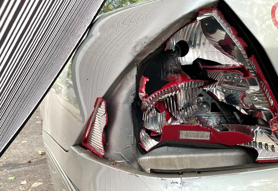 Mercedes-Benz C 180: eingedrückte Rückleuchte