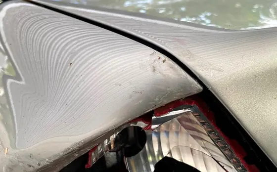 Mercedes-Benz C 180: Verformung der Seitenwand im Streifenlicht
