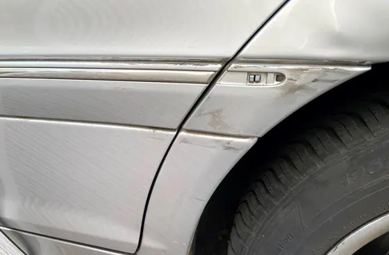 Mercedes-Benz C 180: Übergang hintere Tür und Seitenwand