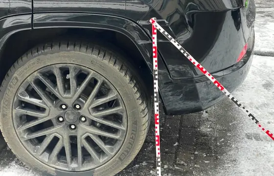 Jeep Compass: Rad hinten links mit Maßband