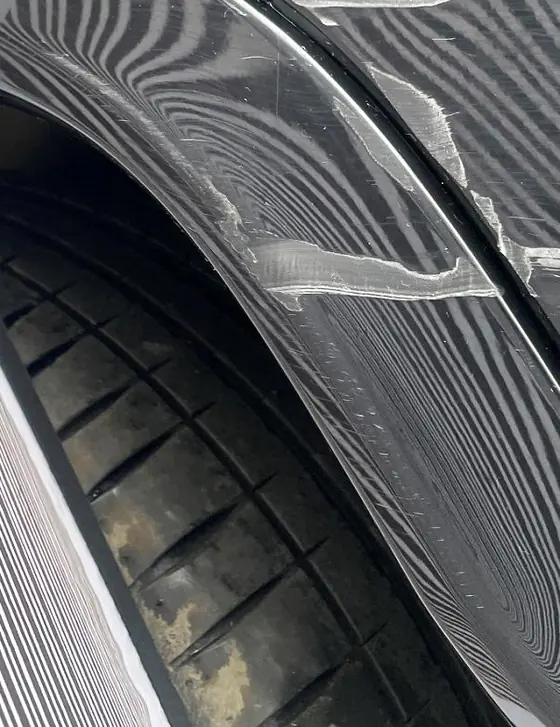 Jeep Compass: Kratzspur an der Radlaufverbreiterung