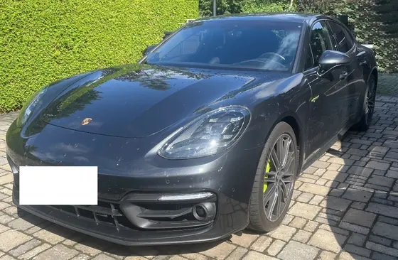 Porsche Panamera 4: Gesamtansicht von vorn links