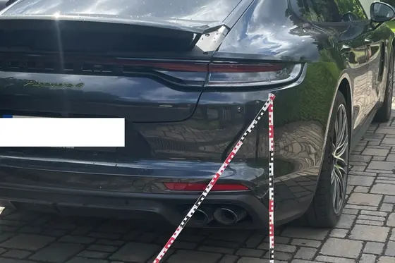 Porsche Panamera 4: Heck mit Maßband