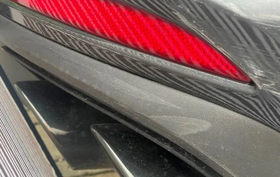 Porsche Panamera 4: Blende der Abgasanlage und Stoßfänger