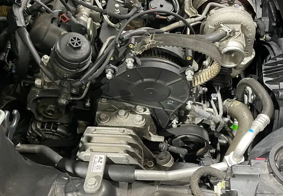 Pkw mit Zahnriemenmotor: Motorraum mit Zahnriementrieb