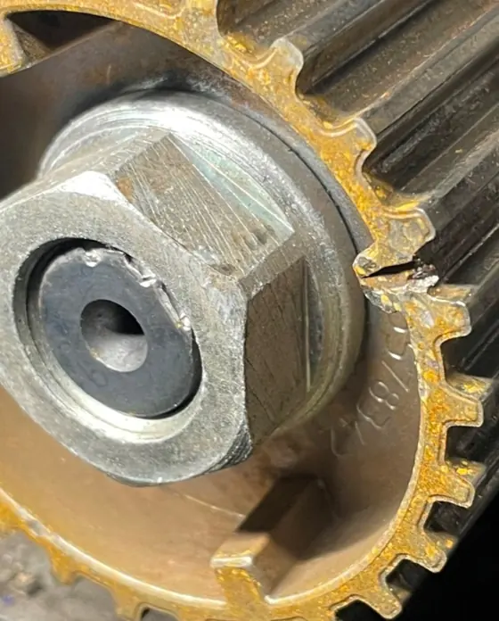 Pkw mit Zahnriemenmotor: Nockenwellenrad mit Befestigung