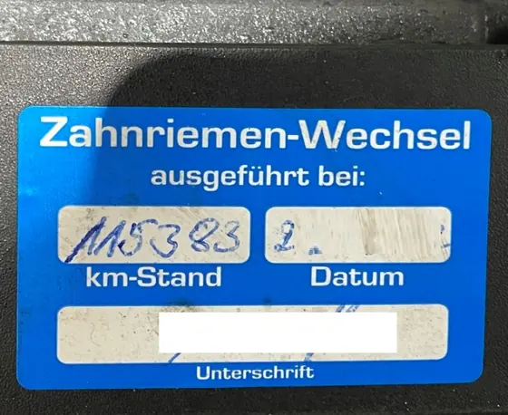 Pkw mit Zahnriemenmotor: Aufkleber zum Zahnriemenwechsel mit Kilometerstand