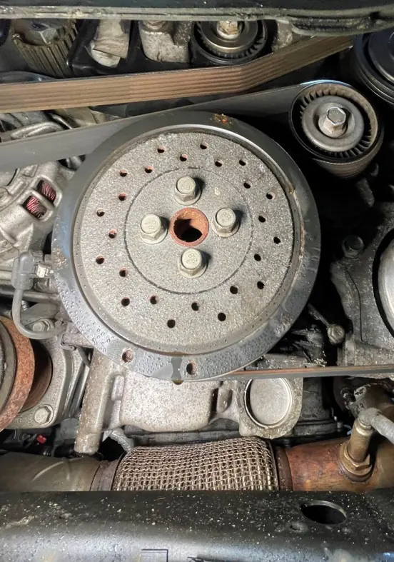 Pkw mit Zahnriemenmotor: Riemenscheibe der Kurbelwelle