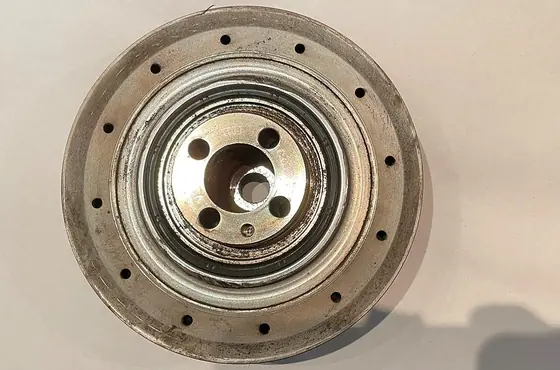 Pkw mit Zahnriemenmotor: Riemenscheibe ausgebaut