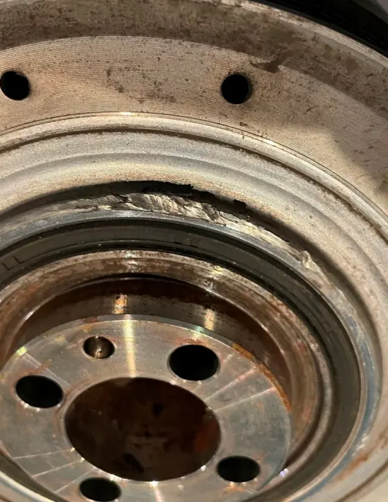 Pkw mit Zahnriemenmotor: Riemenscheibe von hinten