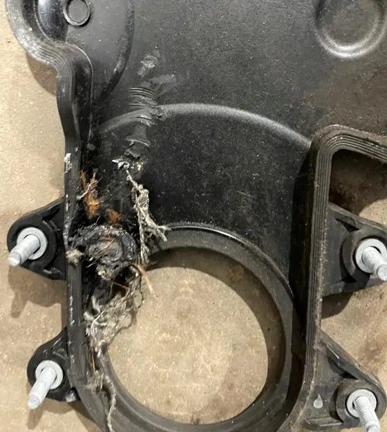 Pkw mit Zahnriemenmotor: Abdeckung des Zahnriemens mit Abrieb