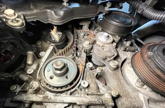 Pkw mit Zahnriemenmotor: Zahnriementrieb im Motorraum