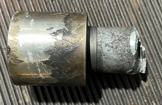 Pkw mit Zahnriemenmotor: beschädigte Rolle