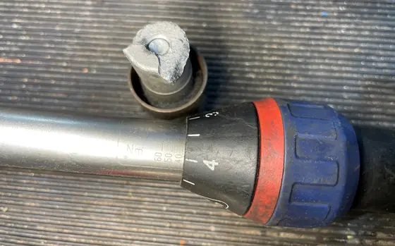 Pkw mit Zahnriemenmotor: Werkzeug bei der Demontage