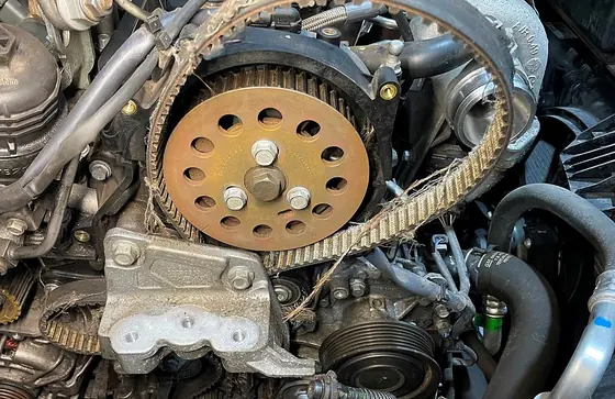 Pkw mit Zahnriemenmotor: Zahnriemen auf dem Nockenwellenrad