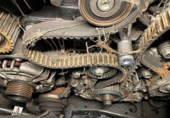 Pkw mit Zahnriemenmotor: zerstörter Zahnriemen im Motorraum