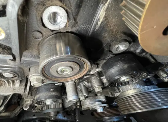 Pkw mit Zahnriemenmotor: Motorblock von vorn