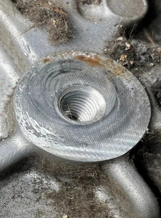 Pkw mit Zahnriemenmotor: Aufnahme am Motorblock