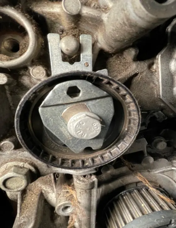 Pkw mit Zahnriemenmotor: Spannrolle eingebaut