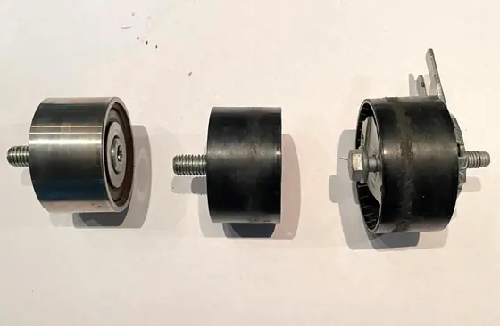 Pkw mit Zahnriemenmotor: ausgebaute Rollen im Vergleich