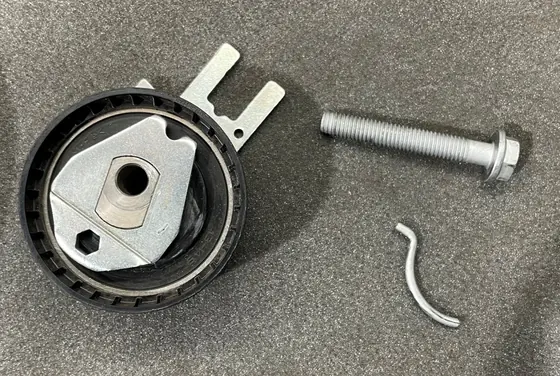 Pkw mit Zahnriemenmotor: Spannrolle mit Schraube und Feder