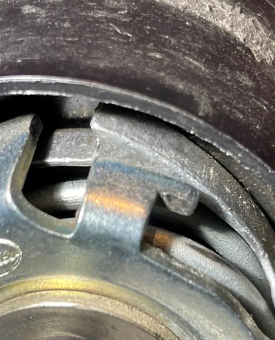 Pkw mit Zahnriemenmotor: Spannrolle im Detail