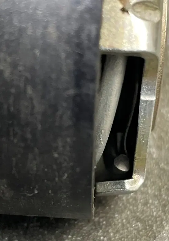 Pkw mit Zahnriemenmotor: Spannrolle von der Seite