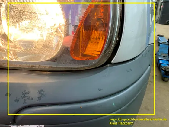 Nissan Micra K11: Spaltmaße Front links, Fehlsitz des Scheinwerfers, zweite Ansicht